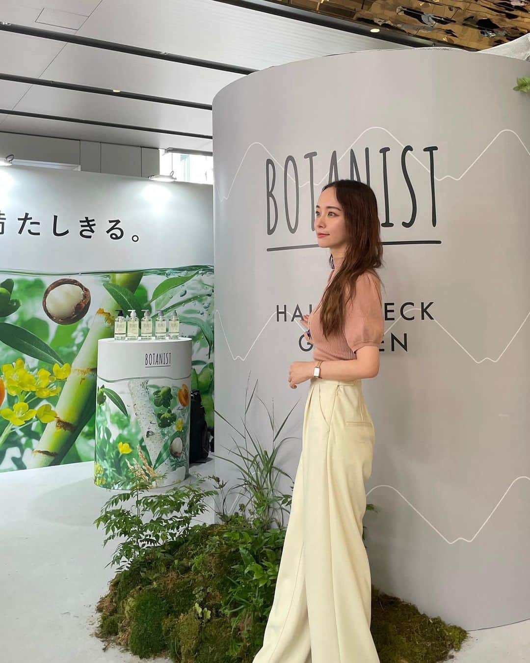 野田華子さんのインスタグラム写真 - (野田華子Instagram)「渋谷駅に”巨大タワー"が出現？  BOTANIST ボタニカルシャンプートリートメントのイベントにご招待いただき行ってきました。 @botanist_official   リニューアルしたBOTANISTのシャンプー トリートメントは髪を自然で満たしきる 5種類のタイプから選べます🫧  モイスト、スムース、ダメージケア、スカルプクレンズ、ラウンジーボリューム  どれにしようか迷いながら色々試してみよっと🌿  パケもくすみカラーでインテリアとしても素敵。  先着でオリジナルドリンクとお試しサンプルも配布されるみたいなので近く寄る方はぜひ🌿🫧  ・期間：2023年9月14日（木）～9月17日（日） ・時間： 9月14日（木）、9月15日（金）18:30～20:00 9月16日（土）、9月17日（日）10:00～12:00、14：00～20:00　 ・場所：渋谷スクランブルスクエア アーバン・コアスペース （東京都渋谷区渋谷2丁目24−12）  @botanist_official  #シャンプー #トリートメント #ボタニスト」9月17日 0時42分 - noda.hanako