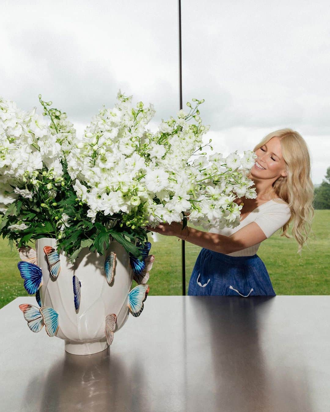 のインスタグラム：「Flowers are (also) a girl's best friend ☁️🦋」