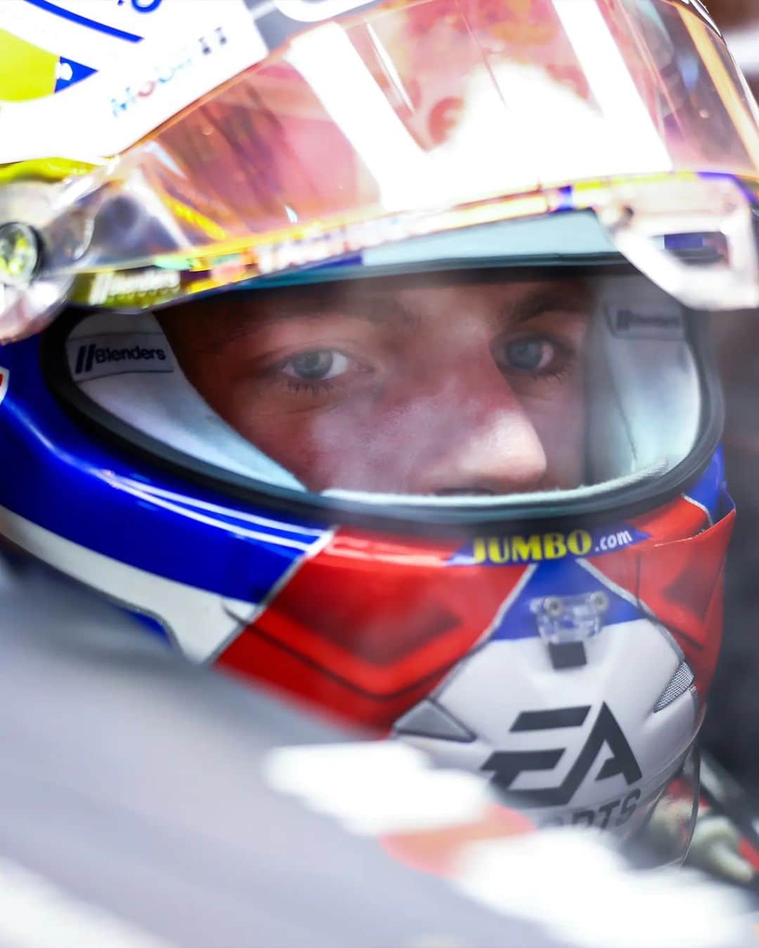 マックス・フェルスタッペンのインスタグラム：「So far, it's a difficult weekend here in Singapore, resulting in a disappointing Qualifying. We go again tomorrow 👊 #KeepPushing」