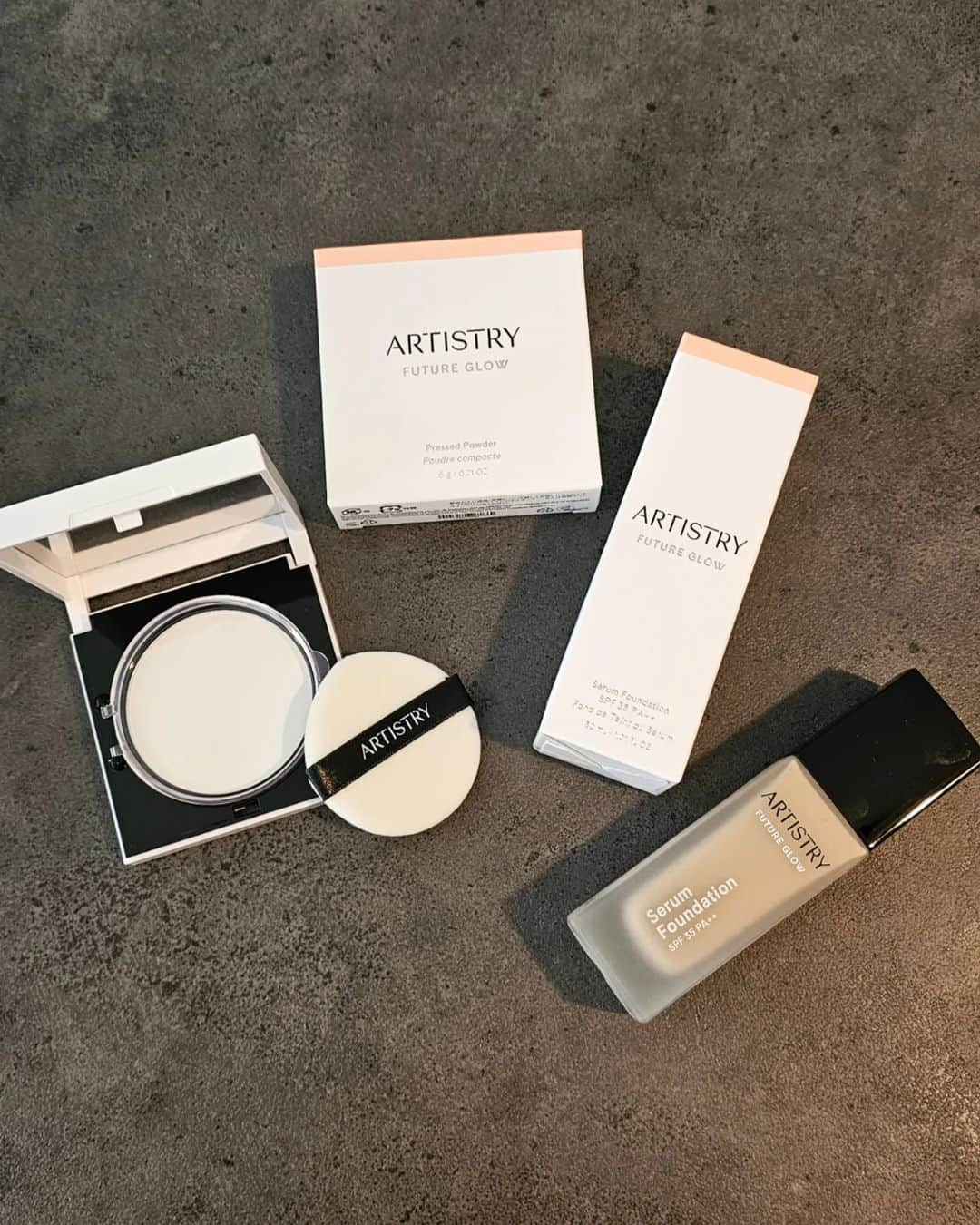 杉山由紀子さんのインスタグラム写真 - (杉山由紀子Instagram)「📍artistry new item まだ限定発売のセラムファンデーションとプレストパウダー♥️  控えめにいって、良い。良すぎた。  美容成分がめちゃ入ったファンデーション✨ たしか27種類も！？  ほんとにファンデーション？っていう伸び方と、 のせた感が全くと言っていいほどない😍 わたしは204の標準色を✨  プレストパウダーはサラサラ感がピカイチ👍️✨ お粉とはまた違う感じ✨✨😁 ↑これはほんとに使わないとわからない感じ!!!!  正直そこまで期待してなかったんだけど、 試したら良さがわかりすぎて即決♥️笑  10月が発売ですが✨ これからGETする方向けに✨ 残しておきます♪♪ 参考になったら嬉しいです♪  #PRではありません #artistry #make #セラムファンデーション #アーティストリー #ファンデーション #主役肌 #stagetheskin #コスメティック #可愛くなりたい #メイク #大人の潤いレアファンデ #コスメ #素肌質感 #メイクテクニック #makeup #うるおい艶肌 #艶肌ずっとつづく #女子力高め」9月17日 0時51分 - yukikosugiyama