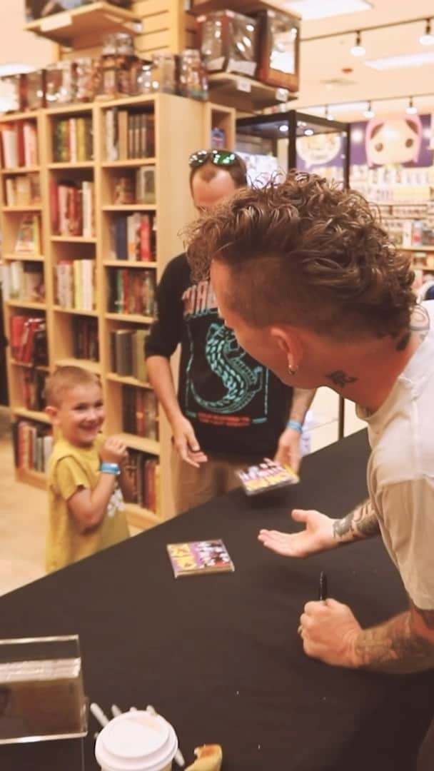 コリィ・テイラーのインスタグラム：「Thank you, Connecticut!🤘 Incredible time meeting everyone yesterday and hearing all the awesome feedback on the new album. ‘CMF2’ is out now. Keep listening!   🎥: @stubs_dsm」