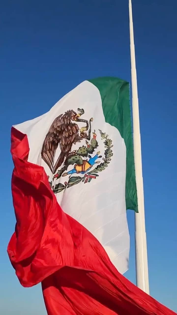 Earth Picsのインスタグラム：「@mx.luistorres VIVA MEXICO 🇲🇽! Happy Independence Day!   On September 16, 1810—the date now celebrated as Mexican Independence Day—Hidalgo issued the “Grito de Dolores” (“Cry of Dolores”), calling for the end of Spanish rule, for racial equality, and for redistribution of land. The speech effectively launched the Mexican War of Independence (1810–21).  🎥 by: mxluistorres」