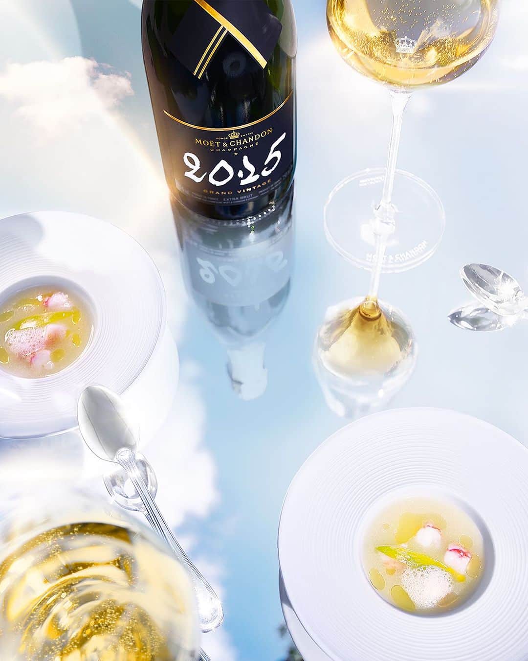 Moët & Chandon Officialのインスタグラム：「Enhance the elegant profile of Grand Vintage 2015, the youngest champagne of our Tale of Light trilogy, by playing with frothy and airy textures thus creating a subtle harmony with the caressing quality of the champagne.  Shop Grand Vintage 2015 on @clos19official   #GrandVintage2015 #MoetChandon  This material is not intended to be viewed by persons under the legal alcohol drinking age or in countries with restrictions on advertising on alcoholic beverages. ENJOY MOËT RESPONSIBLY.」
