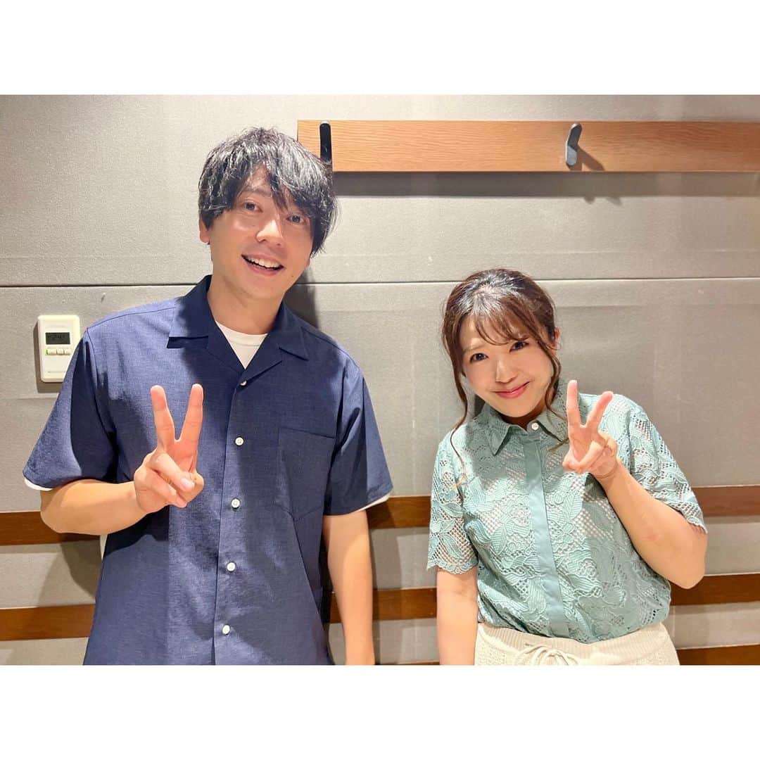 のインスタグラム：「今週のレコレール☺️ 9月13日のテーマは「注目している人」 というのも、今週から公開となった 「ABYSS アビス」という映画を見た際、 主演の須藤蓮さんが監督も脚本もされているのを知り 「この方、若いのに凄いと思うんですよねぇ🧐」と私がスタッフに話してみたところ 水曜ライターとーるさんの鬼のブッキング力により、須藤さんのゲスト出演が実現。笑 鬼頭由芽の注目の人を呼ぶならメッセージテーマはこれにしようとなりました。  須藤さんの生き様は絶対にリスナーの皆さんの刺激になる！と思ってインタビューしたのですが 予想を上回る深いお話を聞けました。 須藤さんが監督、脚本、主演の「ABYSS アビス」全国順次公開です！  更に今年デビュー15周年のflumpool山村隆太さんも生出演！ 以前は毎月くらいお会いしていた隆太さん😂 とてもお久しぶりで嬉しかった！！！ 15周年のお話を直接聞けて＆おめでとうを直接言えてよかったです。  14日（木曜）は「果物語」がテーマでした🍎 「品種」をキーワードに秋の味覚を特集したら面白そうというとことでテーマが決まり 品種ナビゲーターの竹下大学さんにおすすめの秋の果物の品種や 人気品種の裏に隠された物語をお聞きました。 それとは別にこの日は竹原ピストルさんをゲストにお迎えすることが決まっていたのですが なんと竹原さんが福島の果樹園を毎年かなりしっかり手伝っていらっしゃることを後から知った私たち。 結果的には弾き語りアルバム「One for the show」についてのお話と同じくらいの熱量で 果物のお話をしていただき 竹原さんの温かいお人柄とパワフルなトークにレコレールチーム全員撃ち抜かれました。笑  今週はかなり濃い内容になった気がする！ 聞き逃した方は是非タイムフリーで☺️」
