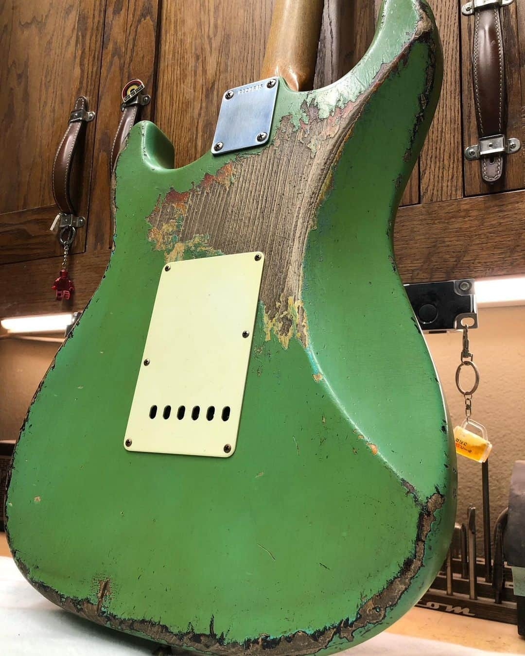 Fender Guitarさんのインスタグラム写真 - (Fender GuitarInstagram)「Here's a special treat for your #Straturday! This stunning Seaform Green over 3-Color Sunburst Strat comes from @Paul_Waller_fender in the @fendercustomshop.」9月17日 1時01分 - fender