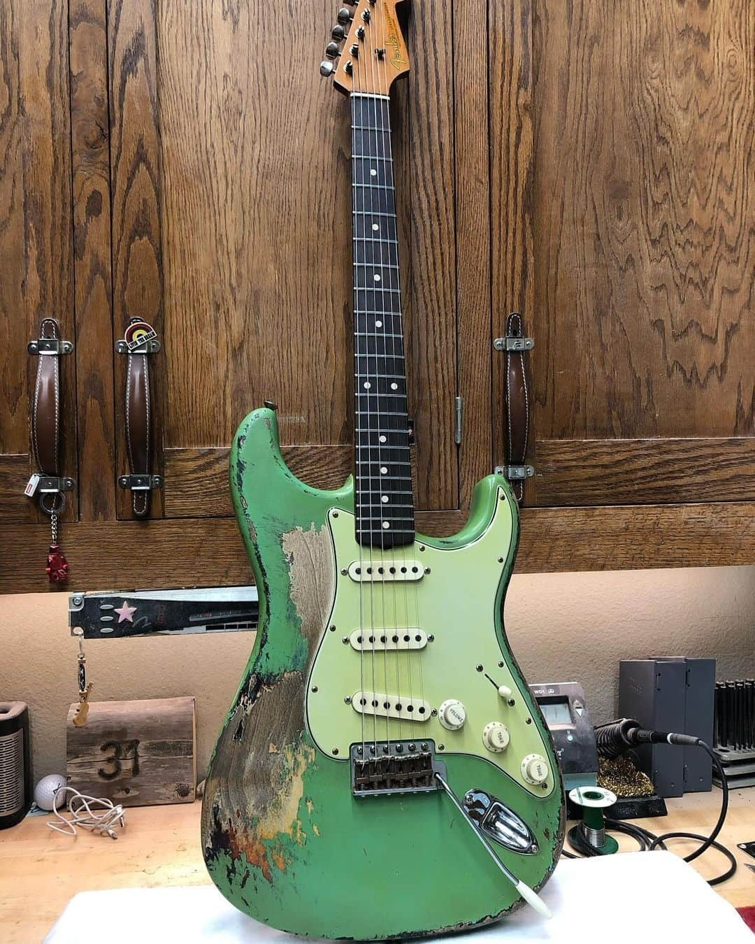 Fender Guitarさんのインスタグラム写真 - (Fender GuitarInstagram)「Here's a special treat for your #Straturday! This stunning Seaform Green over 3-Color Sunburst Strat comes from @Paul_Waller_fender in the @fendercustomshop.」9月17日 1時01分 - fender