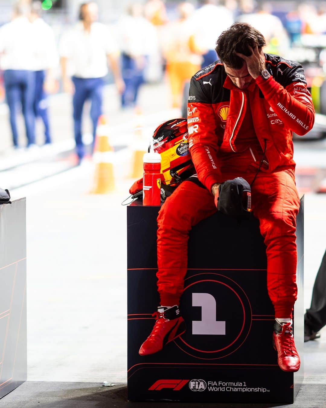 F1のインスタグラム：「The smoothest.  #F1 #Formula1 #SingaporeGP @carlossainz55 @scuderiaferrari」