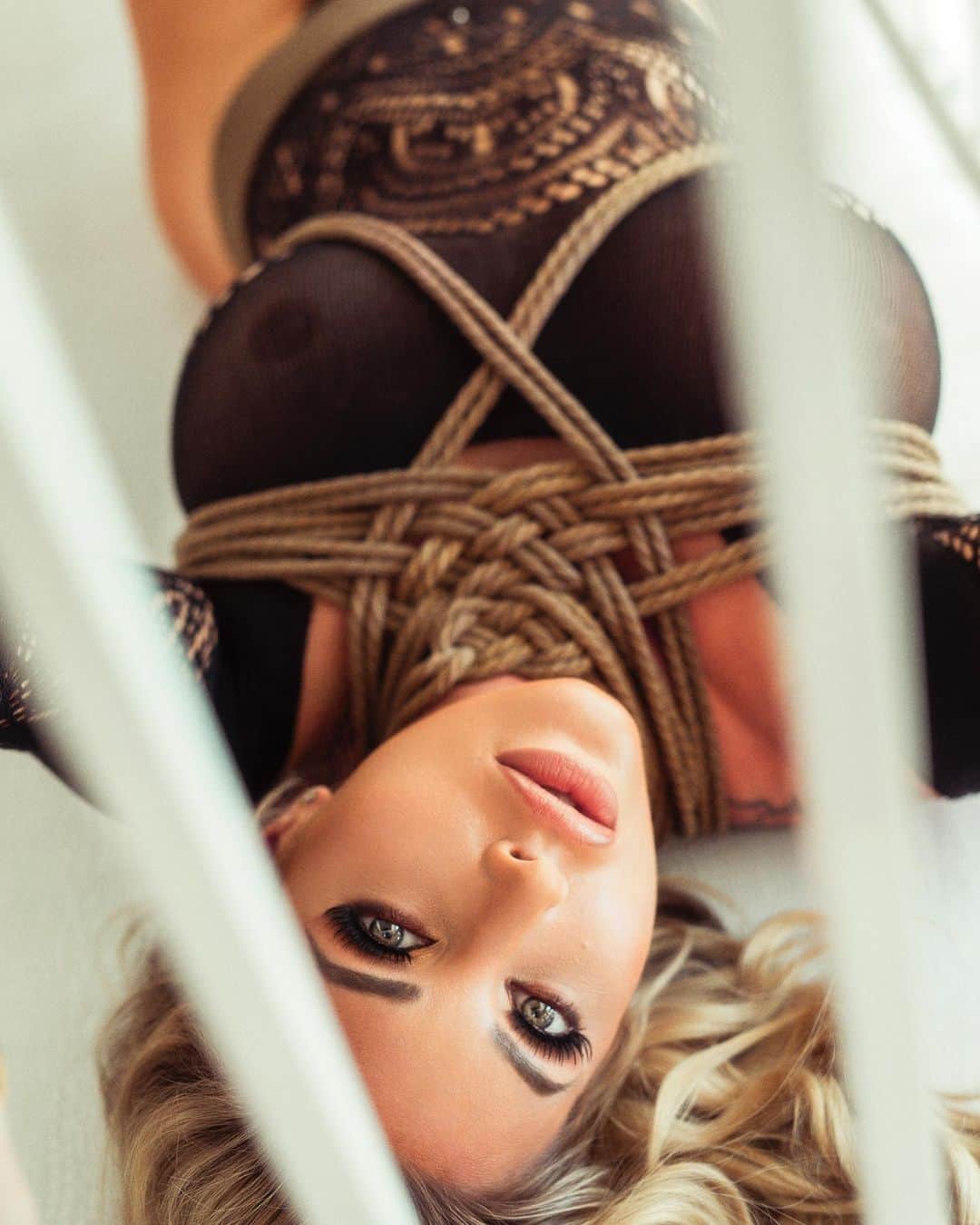 サマンサ・サンのインスタグラム：「Sorry, I am a little tied up at the moment… . . . . #contentcreator #blonde #bondage #rope #modellife #shibari」