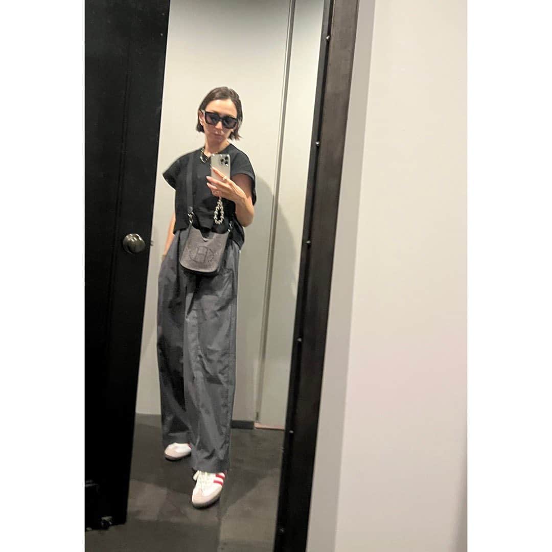 高橋志津奈のインスタグラム：「今日はやっと7時間寝れて😅頭がスッキリとまでは行かないけれどだいぶ軽くなりました😅 . そして今日は子供が待ちに待ったADoのLIVEの日。 歩くだろうし立ちっぱなしよねということだスニーカーで参戦！ . 子供の喜ぶ顔が見れてこちらも幸せ😆 @ena1123 ちゃんと一緒に行って楽しかったな✨✨ . #shizunascoordinate」
