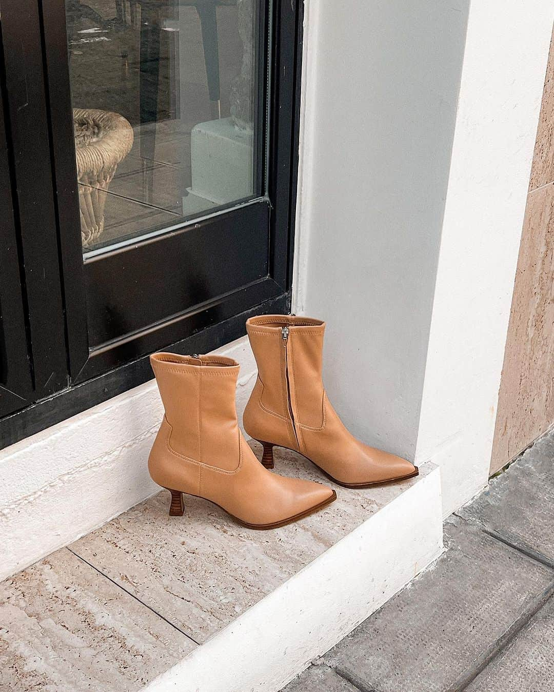 ドルチェヴィータのインスタグラム：「Fall in love with your new fall booties」