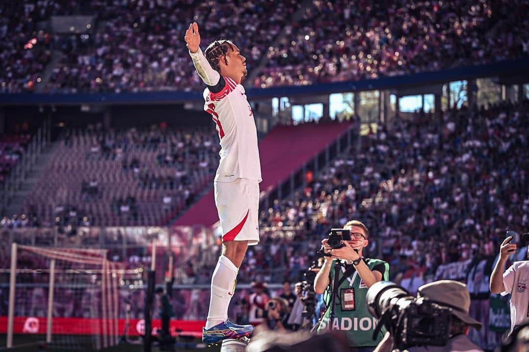 シャビ・シモンズのインスタグラム：「Living the dream 💭💫 Time for the @championsleague 🔜」