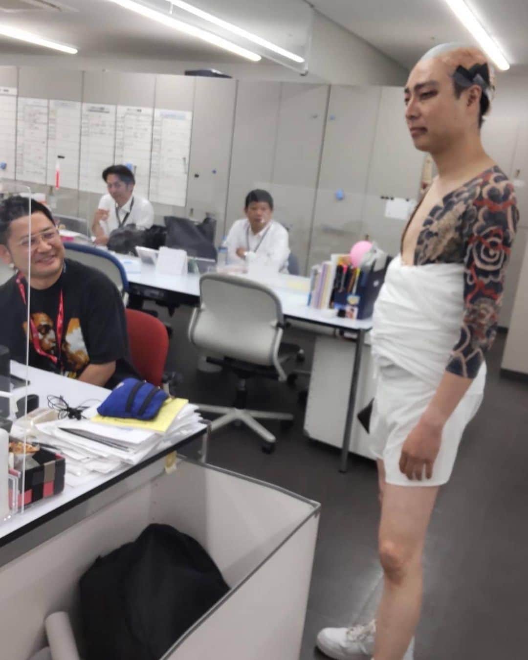 信濃岳夫さんのインスタグラム写真 - (信濃岳夫Instagram)「今日は時代劇に挑戦しました。  笑かそ思てこの格好で本社のオフィスに行ったら  藤原副社長がいました。  笑ってませんでした。  オワタ。」9月17日 1時15分 - takeoshinano
