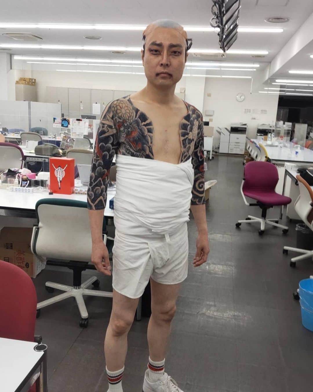 信濃岳夫のインスタグラム：「今日は時代劇に挑戦しました。  笑かそ思てこの格好で本社のオフィスに行ったら  藤原副社長がいました。  笑ってませんでした。  オワタ。」