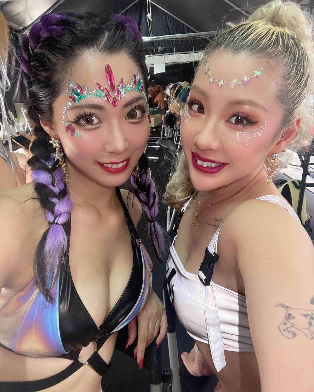 ゆずのインスタグラム：「ULTRA JAPAN 2023 VVIP champagne girl💖💖💖day1 かえで先生と🥰🫶🏻✨ 明日もあります!頑張ろ!楽しも!😆 暑さ対策しないとまずいなと思う暑さ！ 来る人も気をつけてね〜🥹 . . . #ultrajapan #ultrajapan2023  #vvip #champagnegirl #champagne #ウルトラジャパン #シャンパンガール #울트라재팬 #울트라 #샴페인걸 #샴페인」