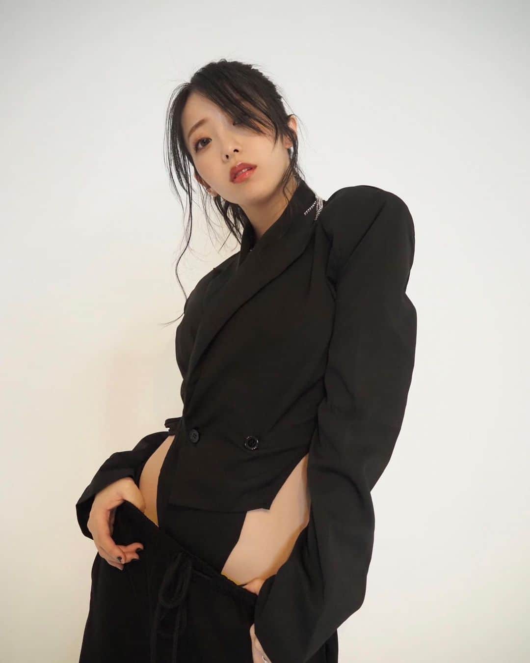 のインスタグラム：「_  カッコつけているわたしをどうぞ😏  @charme.__official   #dancewear」