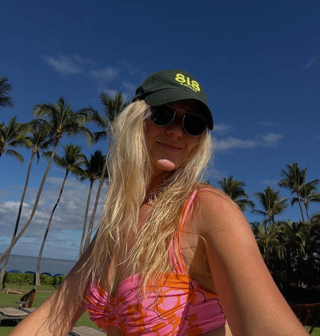 ANDIE ARTHURのインスタグラム：「🌴🌞👙🍍🌺」