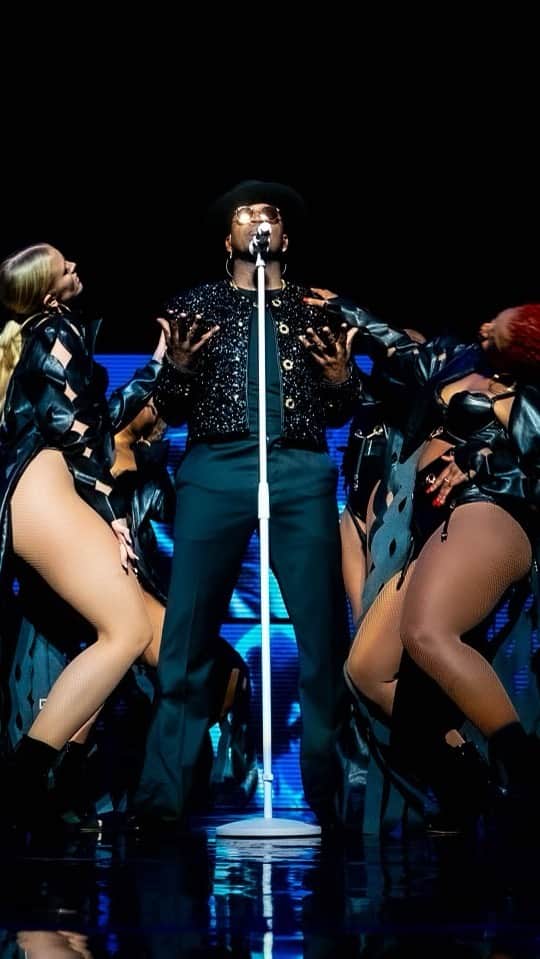 のインスタグラム：「This isn't just a concert...it's an EXPERIENCE! Join me and @themissrights in your city. 🥂🌹#ChampagneAndRosesTour  🎥: @christianngilchrist」