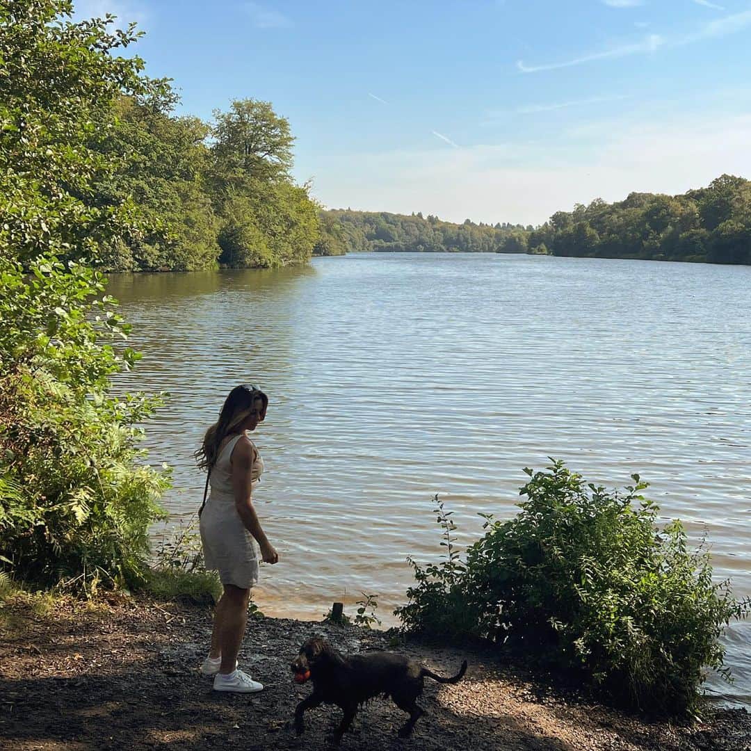 ルイス・グローバーのインスタグラム：「Dog walking over the Great Park in my hometown of Windsor, Berkshire 🇬🇧 • #dogwalking #greatpark #windsorberkshire」