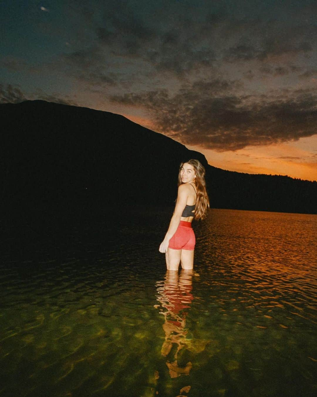 ブルック・ラバウトゥーさんのインスタグラム写真 - (ブルック・ラバウトゥーInstagram)「Night sessions and lake dips were a must with the hot temps in France last month 🏞️ • 🎞️: @finn.stack」9月17日 1時46分 - brookeraboutou