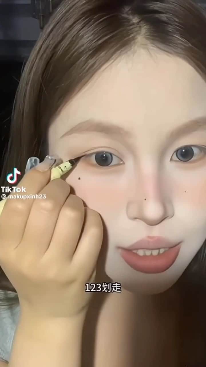 Huda Kattanのインスタグラム：「What? 😱 I have to try this! Repost @eluniverso.defran #eyelinerhacks #makeuphacks」