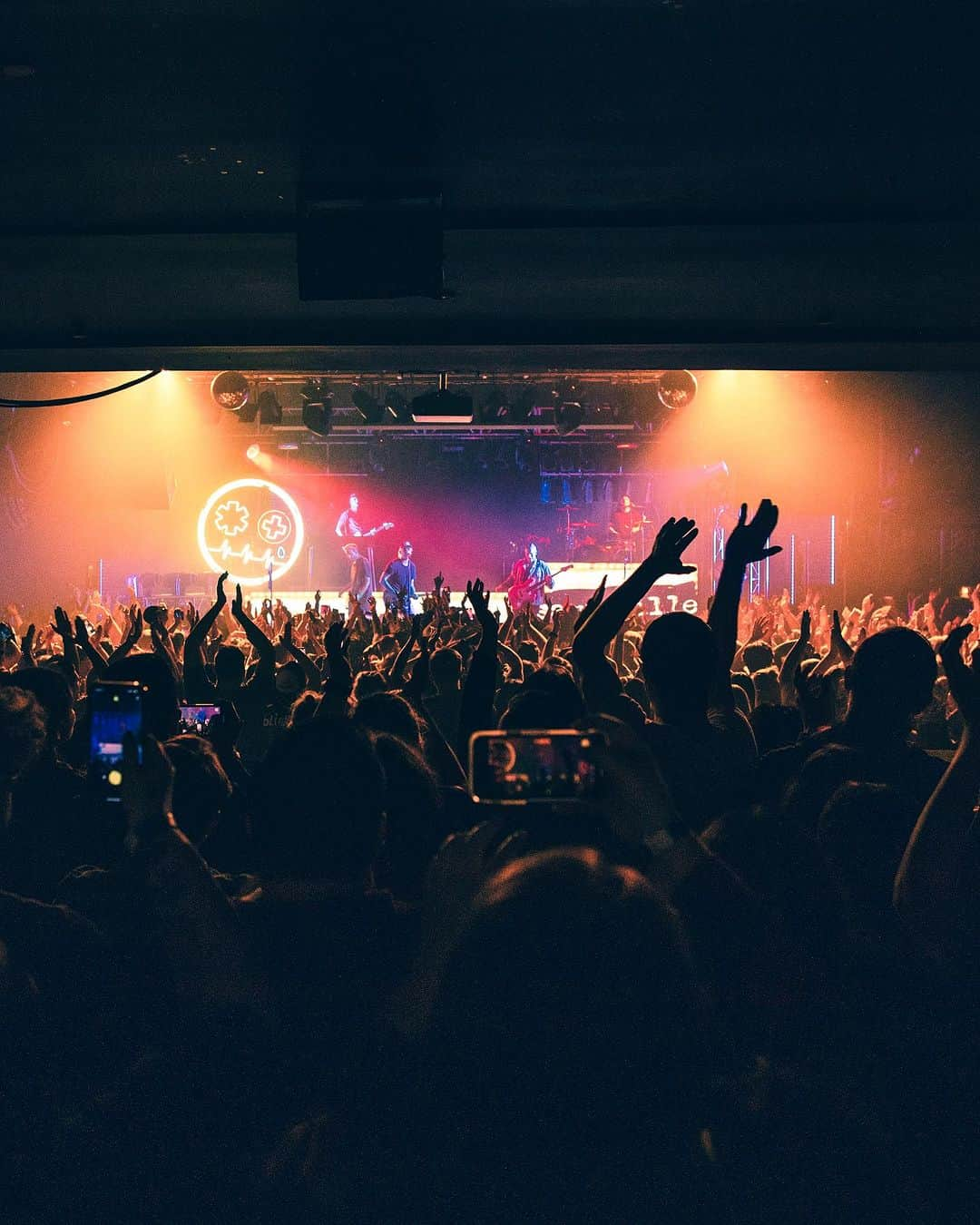 ザッキー・ヴェンジェンスさんのインスタグラム写真 - (ザッキー・ヴェンジェンスInstagram)「STARLAND BALLROOM 🔥 last night was incredible!! Round ✌️tonight. Let’s gooooooo 📸 @salmabustos #sayrvillenj #starlandballroom #alltimelow #bass」9月17日 1時53分 - zacharymerrick