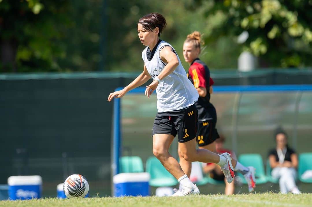 熊谷紗希のインスタグラム：「Season 23/24 begins tomorrow 🇮🇹🔥👊🏻 明日から2023-2024シーズンが遂に開幕します⚽️ 今シーズンも色々最高に楽しみたいと思います😆❤️ #感謝 #手の癖はどこでも健在 #イタリアでも癖強く #背番号は8 #覚えてね」