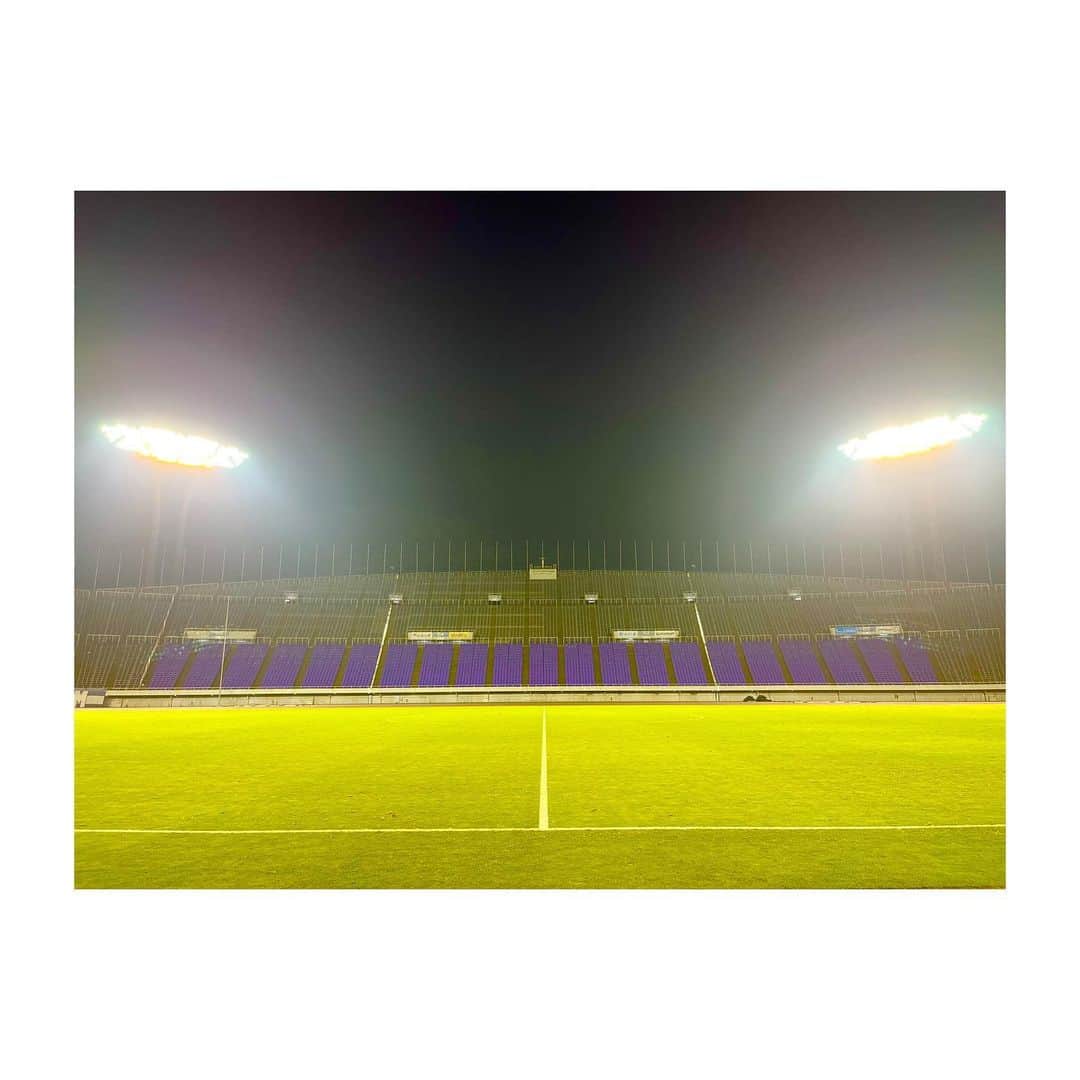 江本一真のインスタグラム：「サンフレッチェ広島vsヴィッセル神戸 Jリーグ公式映像DAZNで実況を担当しました。  広島鉄壁3CBvs神戸豪華3トップ。 首位を走る神戸に"らしさ"を出させなかった広島。 緻密なプレス→蹴らせて→回収。パッケージ完結。 前半で2点を奪う。  首位撃破、奇跡へ３本の光が射し込みました。 勝ち点差『8』に。  栄光の架橋が流れてきそうなEスタ。 このスタジアムであと3試合です。  #Jリーグ #DAZN #実況 #江本一真 #サンフレッチェ広島 #ヴィッセル神戸 #sanfrecce  #visselkobe」