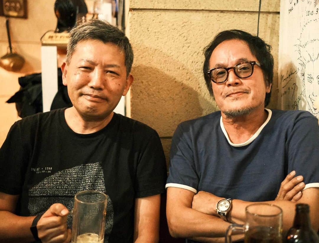 江口寿史のインスタグラム：「とり・みき先生とのフォークデュオ「白い原稿用紙」2012年以来11年ぶりのライブ！ 世田谷文学館にて開催される江口寿史展『ノット・コンプリ―テッド』のイベントのひとつとして一夜限りの再結成です。金取って大丈夫なのか。スイマセンスイマセン。 ライブタイトルは「帰ってくるはずじゃなかった」  なにせオリジナル曲もないデュオなので、演る曲はほぼカバーになります。前にやった時はぼくらが10代の頃によく聴いていた叙情派フォークの曲が多かったのですが、今回はわりと新めの、江口が今、歌いたい歌をやりますのでご了承ください。  とりさんはギター上手いし、ベース、ドラム、キーボードはプロのミュージシャンがサポートしてくれますので、ワタシは大船に乗ったつもりでいます。まあデュオとは言ってますが、バンドですね。全幅の信頼を寄せているバンマスは元ゲントウキのイトケンこと伊藤健太(@ito_ken )。 「白い原稿用紙」愛称はハクゲンでお願いします。 スイマセンスイマセン。  [日時] 11/25(土)18:30～ [会場] 世田谷文学館 1階 文学サロン」