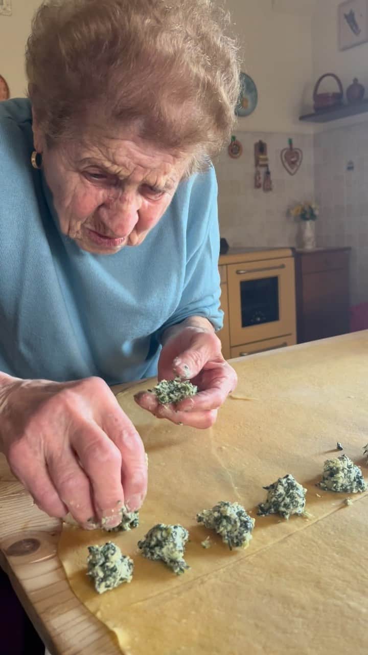 Earth Picsのインスタグラム：「@nonnanatalina_1935 making ravioli 🥺😭 is so precious. 🇮🇹」