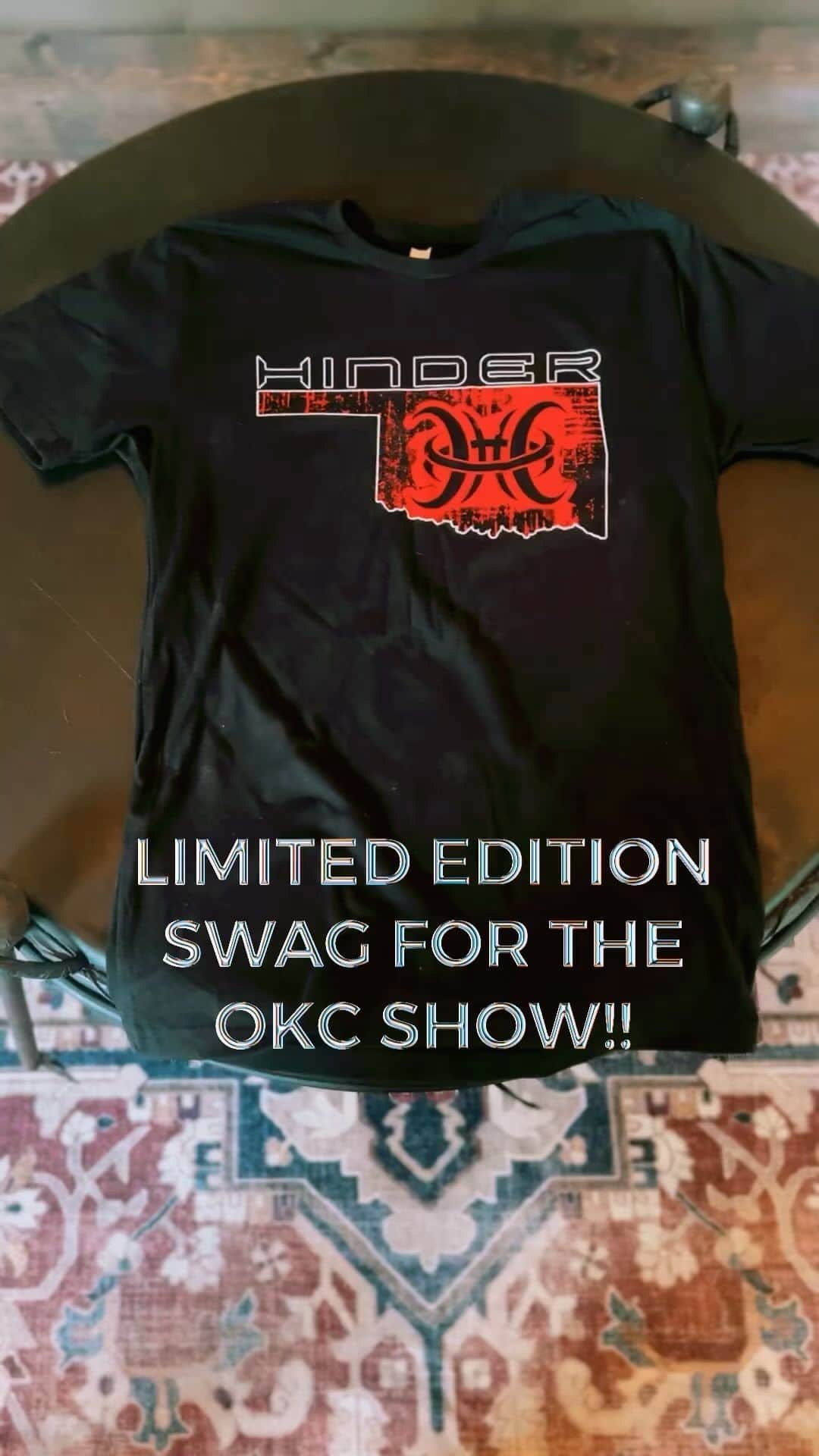 ヒンダーのインスタグラム：「You know we had to drop some 🔥for our hometown show at the @okstatefair on Sept 22nd!   Show up and grab a shirt, and if you’re unfortunate enough to NOT live in OK…we’ll have some new shows announced for ya soon 🤘  🤝 @nightowlsprint   #okstatefair #hinder #merch」