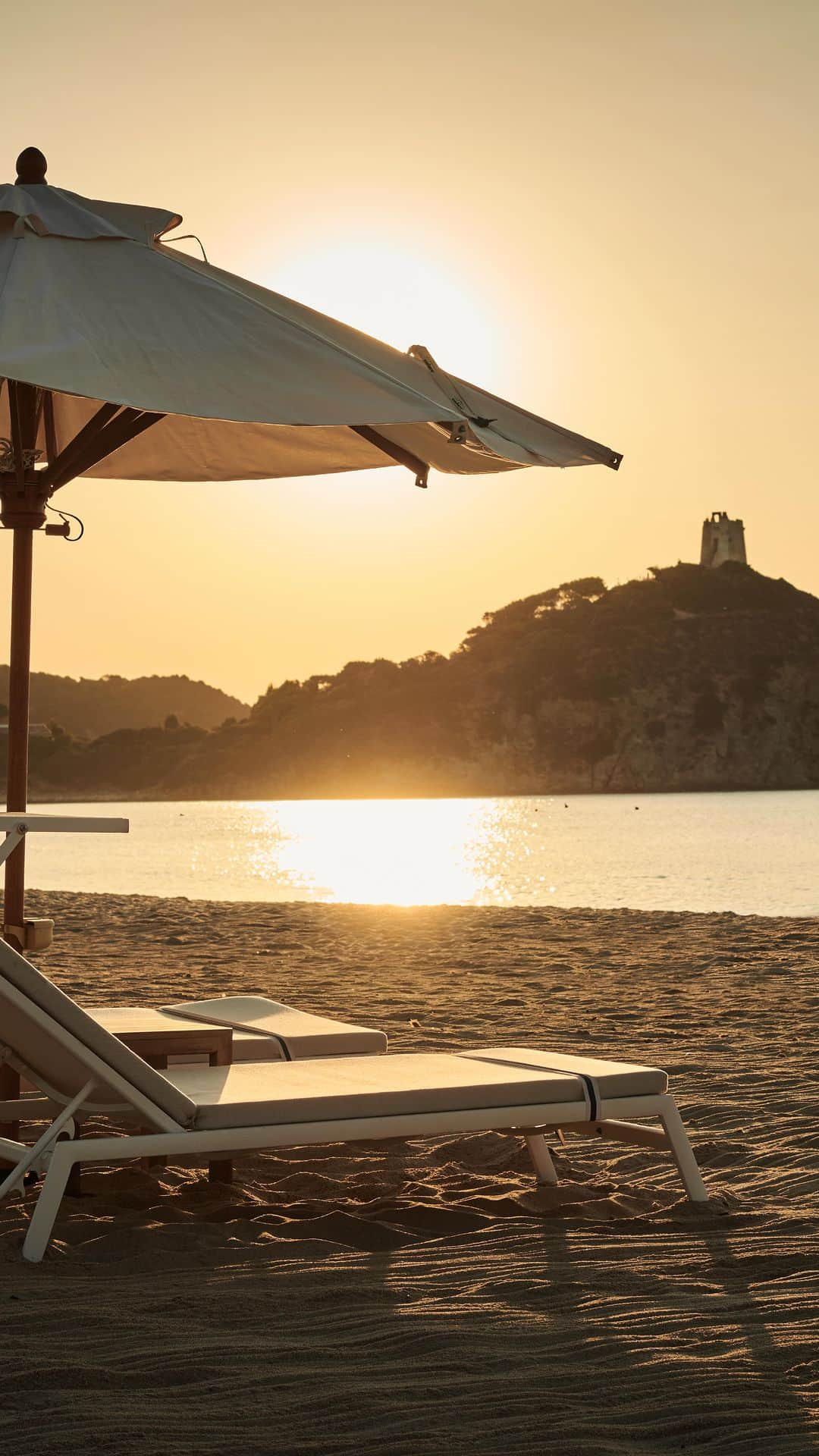 Conrad Hotelsのインスタグラム：「In Sardinia, every hour is golden hour.   Embrace the gentle touch of the turquoise waters and the rich warmth of the white sand dunes, at @conradchials.」