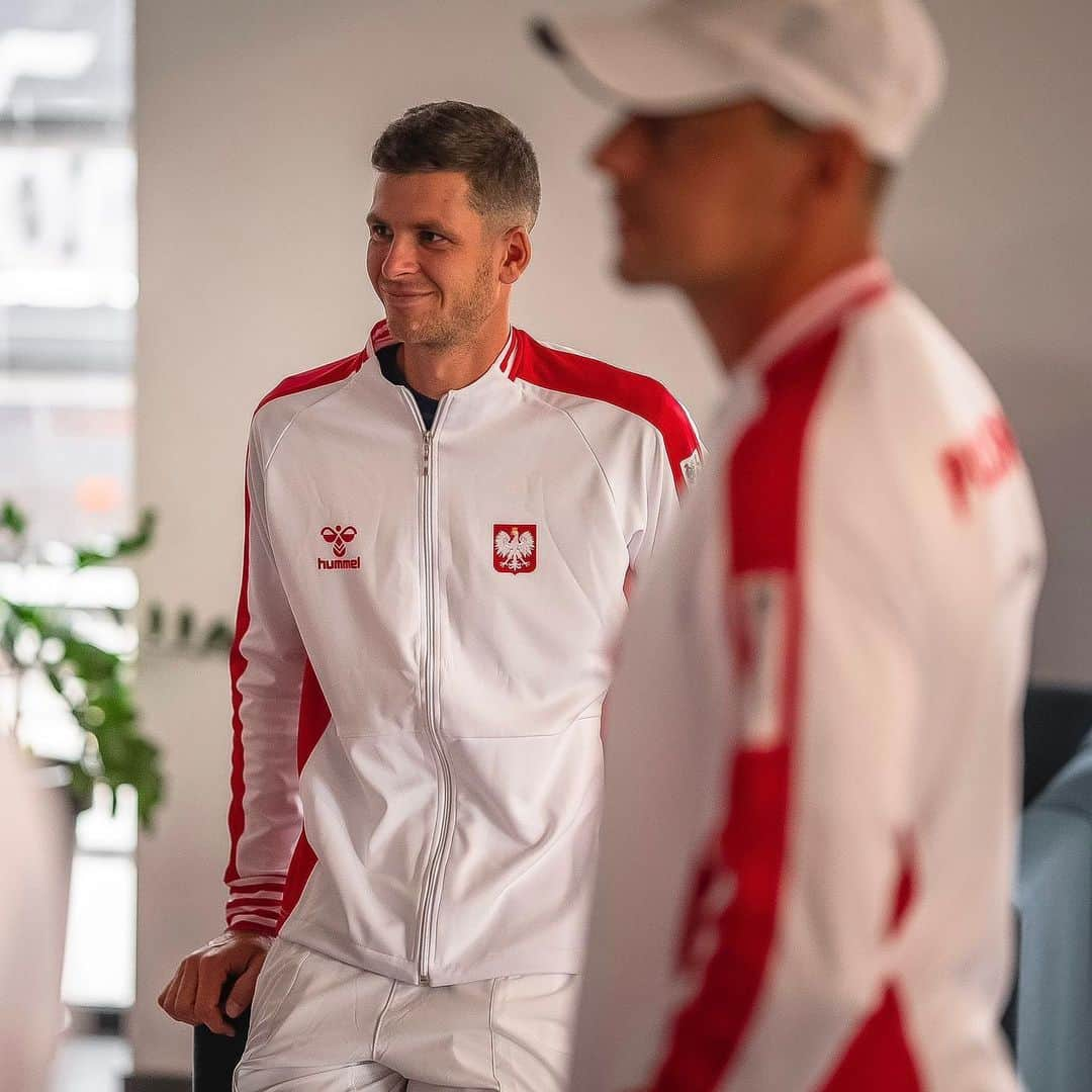 フベルト・フルカチュのインスタグラム：「It was great to spend some time in Poland over the last couple of days! Well done to our @daviscup captain @mariusz.fyrstenberg and the whole Team 🇵🇱 for the win 💪 - Dzięki, że byliście z nami przez ostatnie kilka dni, wspaniale było zagrać przed polską publicznością! Gratulacje dla @mariusz.fyrstenberg i całego zespołu 🇵🇱💪  Dziękuję @hotelbristolwarsaw za przemiłą gościnę oraz @mclaren_warszawa @autofusgroup za komfort dojazdu na @daviscup w McLarenie Arturze 🔝  📸: @michaljedrzejewskiphotographer」