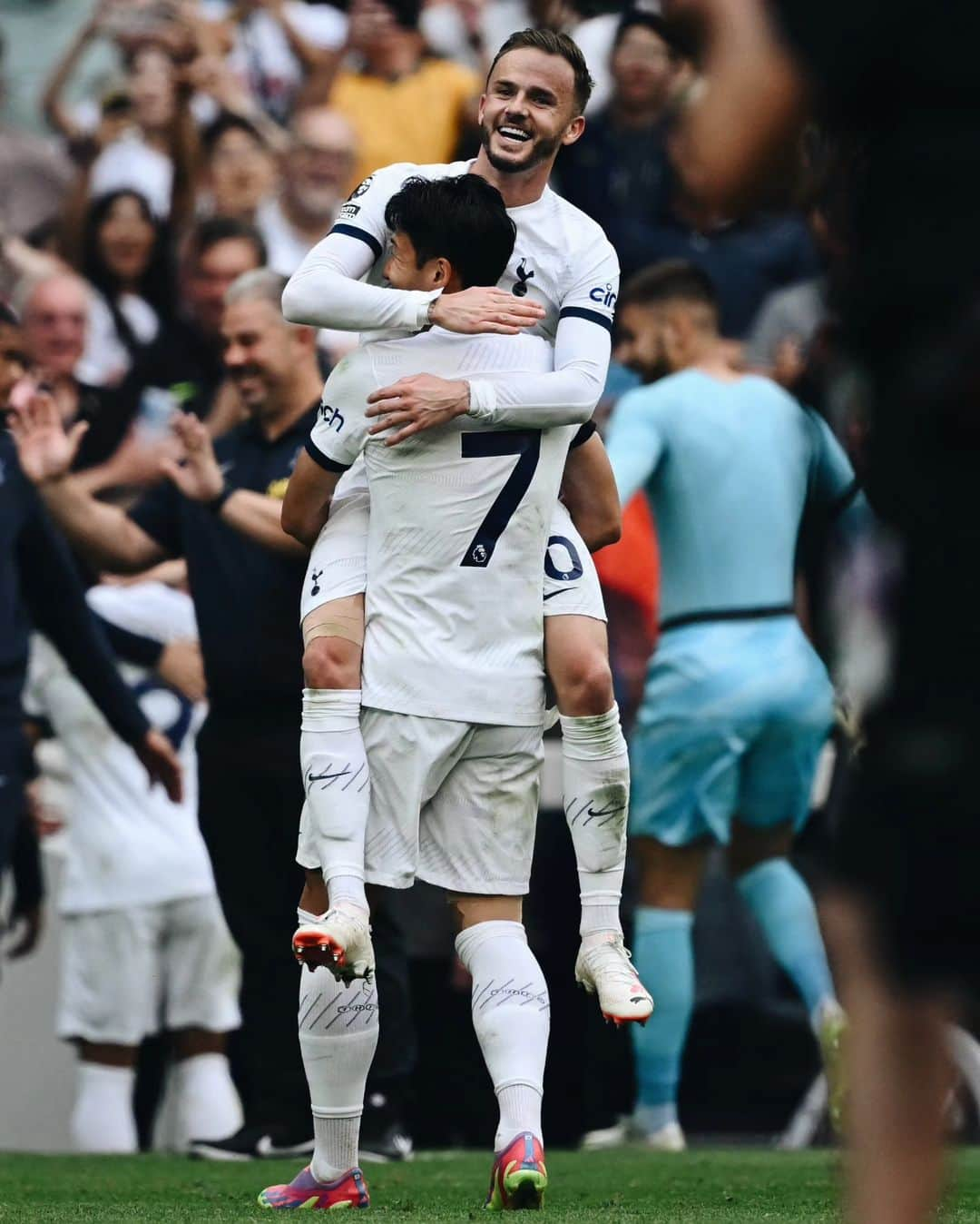 ソン・フンミンさんのインスタグラム写真 - (ソン・フンミンInstagram)「You the supporters helped push us over the line today. What a mentality and fight from the boys… Come on you Spurs!!! 🤍」9月17日 2時25分 - hm_son7