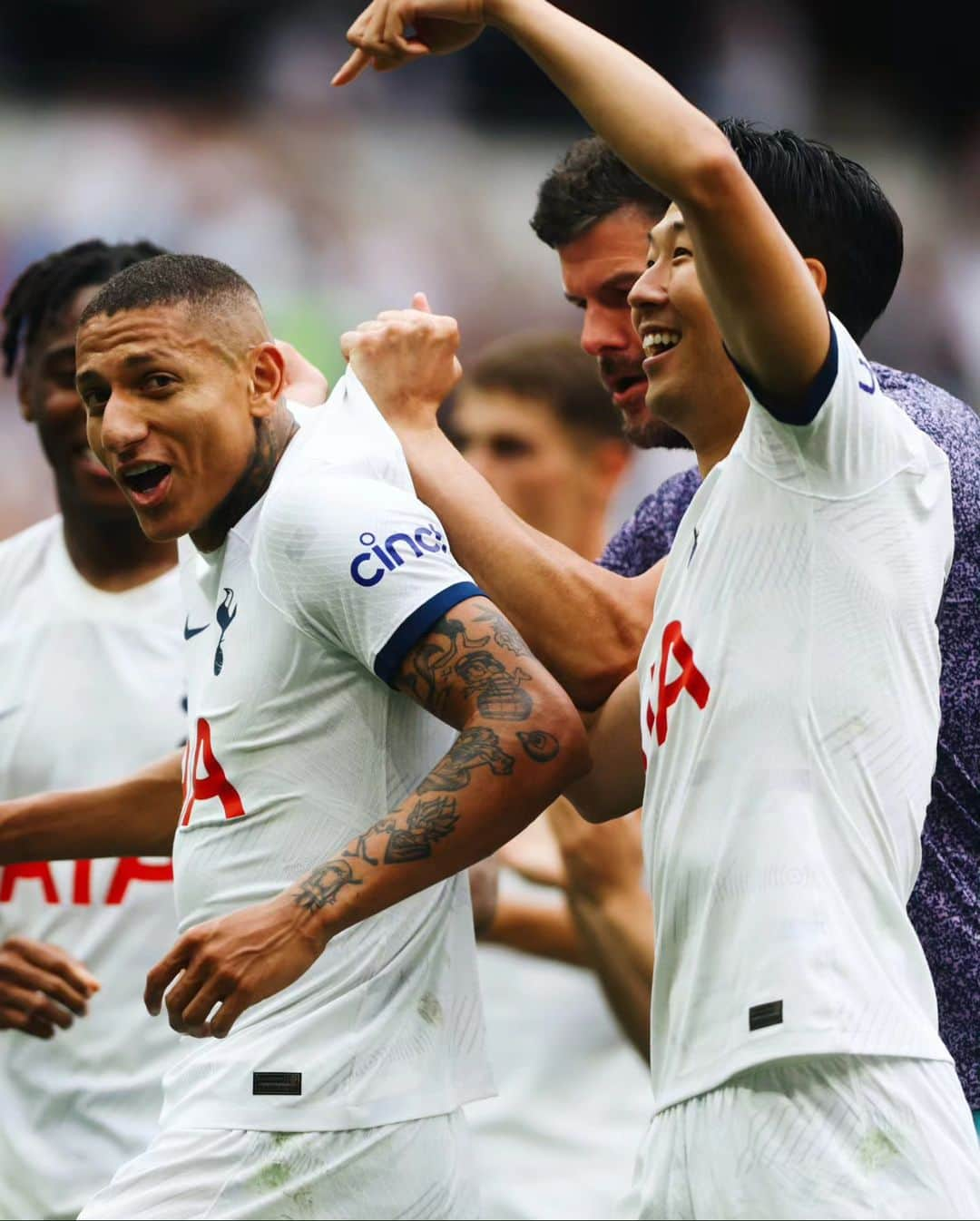 ソン・フンミンさんのインスタグラム写真 - (ソン・フンミンInstagram)「You the supporters helped push us over the line today. What a mentality and fight from the boys… Come on you Spurs!!! 🤍」9月17日 2時25分 - hm_son7