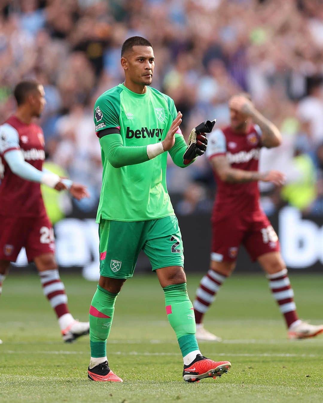 アルフォンス・アレオラのインスタグラム：「Proud of the team for the way we played today. We keep working. Big challenges ahead ! @westham #COYI #AA23 ⚒」