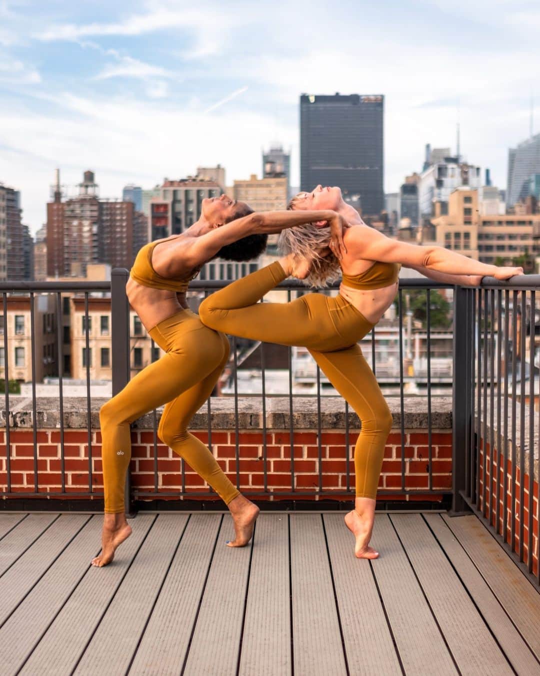 ALO Yogaのインスタグラム：「There is infinite beauty within ourselves ✨  @whatgibbs & @rebeccahannah_ glow in our Golden Olive Branch Airlift sets 💫」