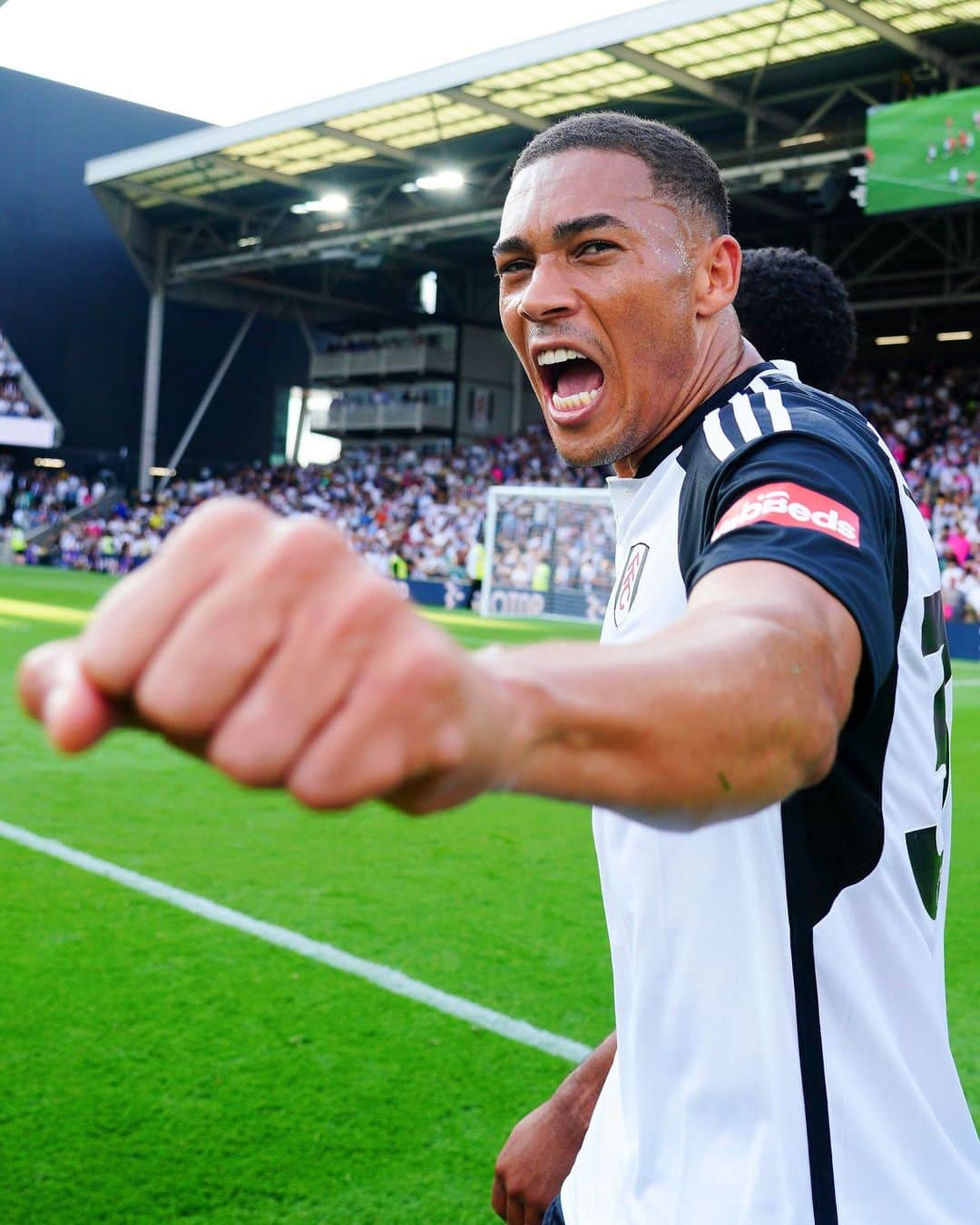 フラムFCさんのインスタグラム写真 - (フラムFCInstagram)「One like = One Vini fist bump 👊」9月 ...