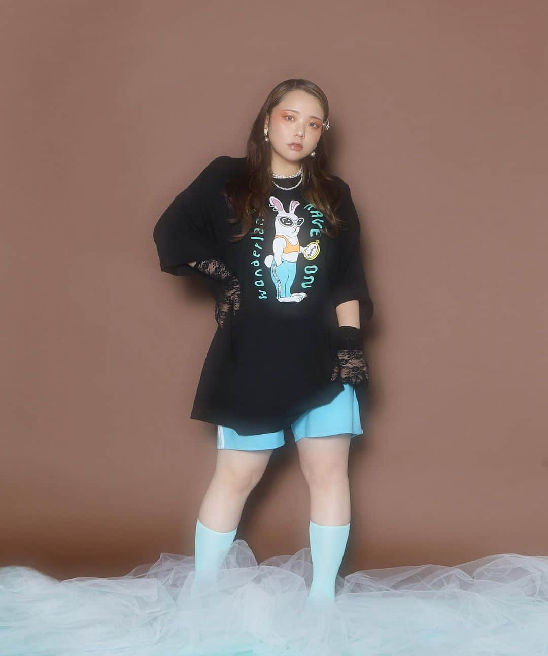 PUNYUSのインスタグラム：「Rave on wonder land big T-shirt 5,500jpy  #punyus #ぷにゅず #プニュズ #渡辺直美  #watanabenaomi #plussizebeauty #unisex #plussize #plussizefashion #tokyo #harajuku #tokyofashion #harajukustyle #ユニセックスブランド #ぽっちゃりコーデ #ぽっちゃり女子 #chubby  #chubbygirl #体型カバー #体型カバーコーデ #プチプラ#ビッグt」