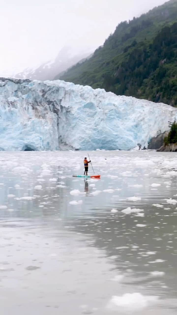 サッシャ・ディギーリアンのインスタグラム：「Paddle boarding amidst glaciers in Alaska.  🎥 @ianvaso @adidasterrex  #glacier #alaska #sup」