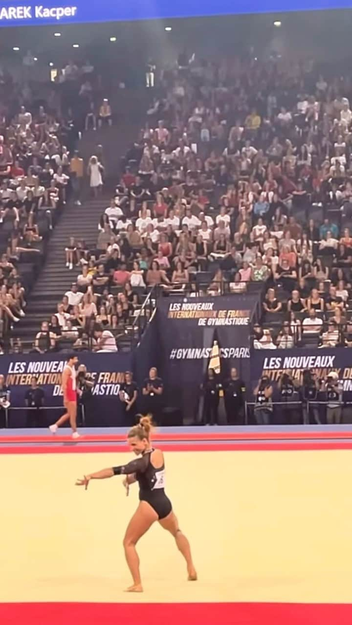 ジャジ・バルボサのインスタグラム：「JADE BARBOSA é o nome da fera, meus amigos! 💥💥💥 Dá uma olhada na super série de solo que a atleta do Brasil 🇧🇷 apresentou na classificatória de solo da Copa do Mundo de Paris 🇫🇷! Finalista, meus amores!   Nota: 13.150!!! 😻💫  #LoteriasCAIXA @loteriascaixaoficial #PreventSenior #Estacio @preventsenior @newonoficial」