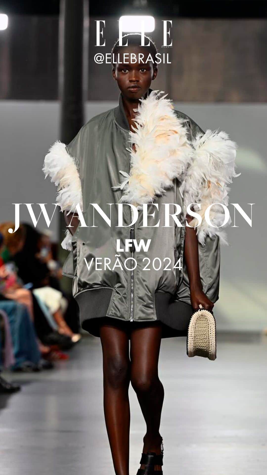 ELLE Brasilのインスタグラム：「Neste sábado de manhã, a @jw_anderson apresentou seu verão 2024 brincando com rigidez e fluidez e mudando nossa percepção sobre silhueta com peças encolhidas e agigantadas. Mas, para além das loucurinhas, também teve propostas mais comerciais, o que fez desse desfile um ótimo jeito de começar o final de semana na Semana de Moda de Londres. No vídeo, a editora-assistente @giumesquita conta tudinho. Comenta aqui embaixo o que achou! (vídeo: @ricardojfer)」