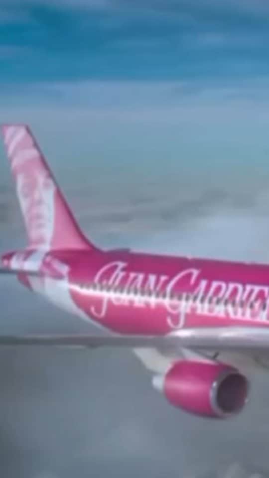 Primer Impactoのインスタグラム：「✈️ El avión que rinde homenaje al cantautor mexicano Juan Gabriel realiza su primer vuelo y los pasajeros se llevan una sorpresa.  📺 Más en Primer Impacto a las 5pm/ 4C de lunes a viernes por @univision」