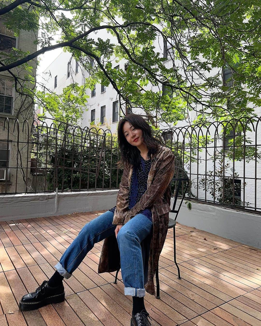 大橋未歩のインスタグラム：「久々に予定がない土曜日。 連載のお仕事をいただきましたので ちょっとのんびりしながら原稿を書きます😊  肌寒くなってきたし、今日は　#ドクターマーチン  を履く。  公園にWi-Fiがあるので、外で仕事したい派には とても便利です。  月曜日には5時に夢中！ #gojimu にリモート出演させていただきますので宜しければご覧ください😊  #ny #ニューヨーク #デニムコーデ」