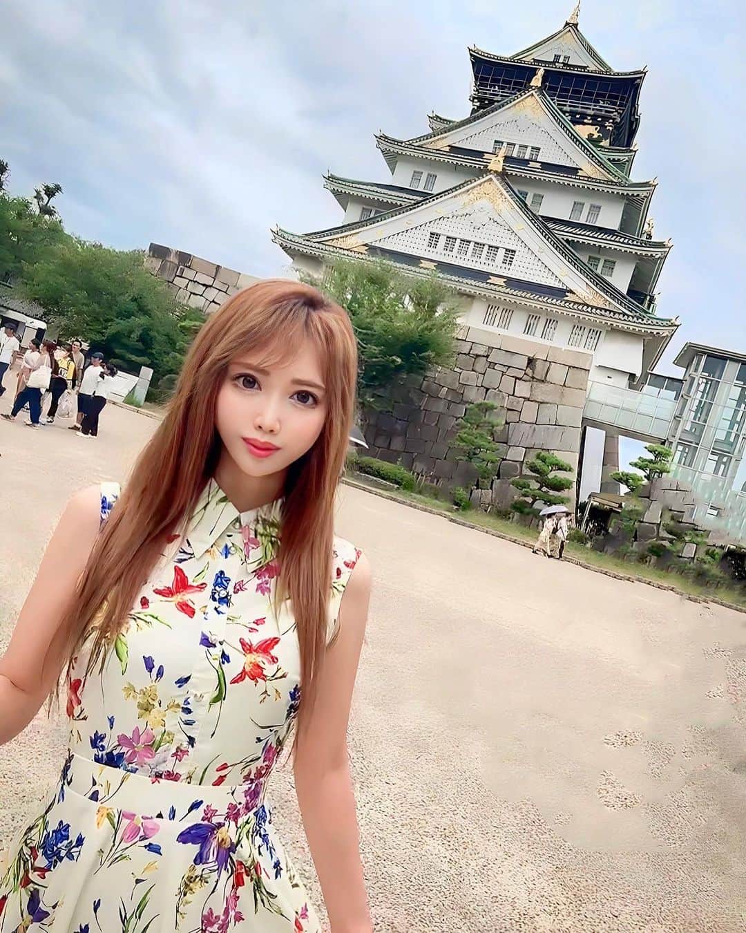 北山美奈のインスタグラム：「大阪城🏯 何年ぶりかな 前回と同じメニュー🍦🐙 猛暑で汗だく💦☀️  …時差投稿 #大阪#大阪城#金粉ソフト #たこ焼き #バルセロナグループ #ラウンジ凛 #札幌 #すすきの #ススキノ #キャバクラ #キャバ嬢 #キャバクラ嬢 #ニュークラブ #ニュークラ #ニュークラ嬢 #キャバ #ラウンジ #ラウンジ嬢 #ホステス #すすきのキャバクラ #すすきのキャバ嬢 #すすきのグルメ#美脚#大阪旅行 #美人 #美女 #可愛い #可愛い女の子 #castles#castle」