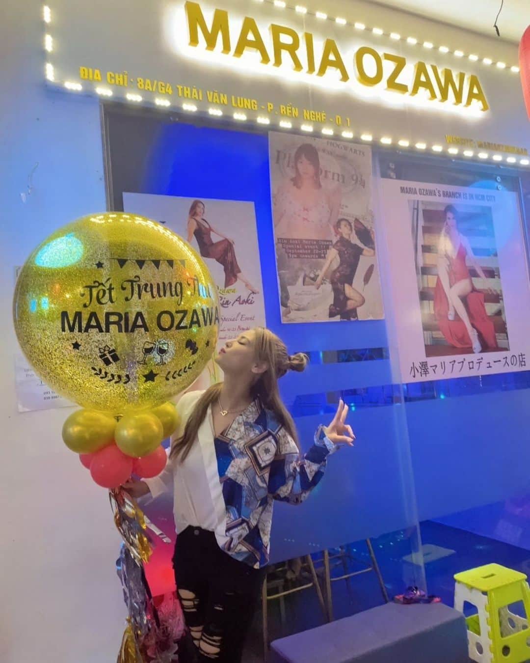 小澤マリアのインスタグラム：「3ヶ月ぶりのお店❤️‍🔥 スタッフも女の子達も皆信じられないくらい成長していてお客様も皆すごくあたたかくて本当に感謝の気持ちでいっぱいです。 来週は大事なイベント。 オーナーとして恥のないように頑張っていきたいと思います！！ We love HCMC !!!! 🇻🇳  #vietnam #mariaozawa #mariaozawabar #hcmc #jtv #influencer #pr #model」