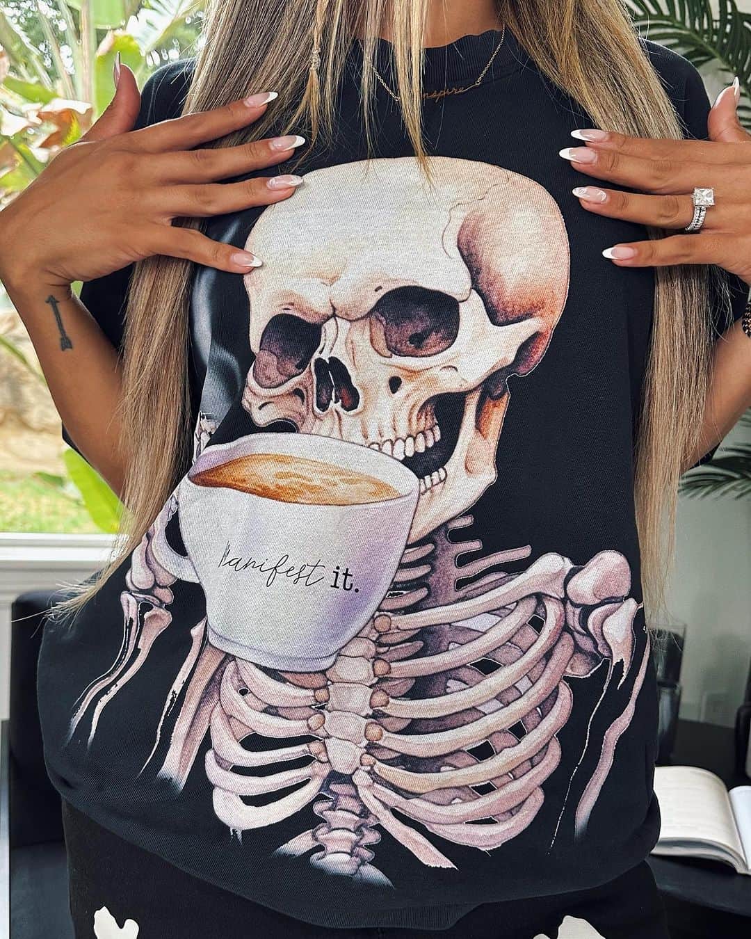 リアン Vさんのインスタグラム写真 - (リアン VInstagram)「Spooky season is near! 👻 NEW @shoplianev Skeleton “Manifest it” t-shirts are LIVE and restocked in our glow in the dark skeleton sets! 💀 Order NOW to get in time for Halloween! 🎃」9月17日 3時14分 - lianev
