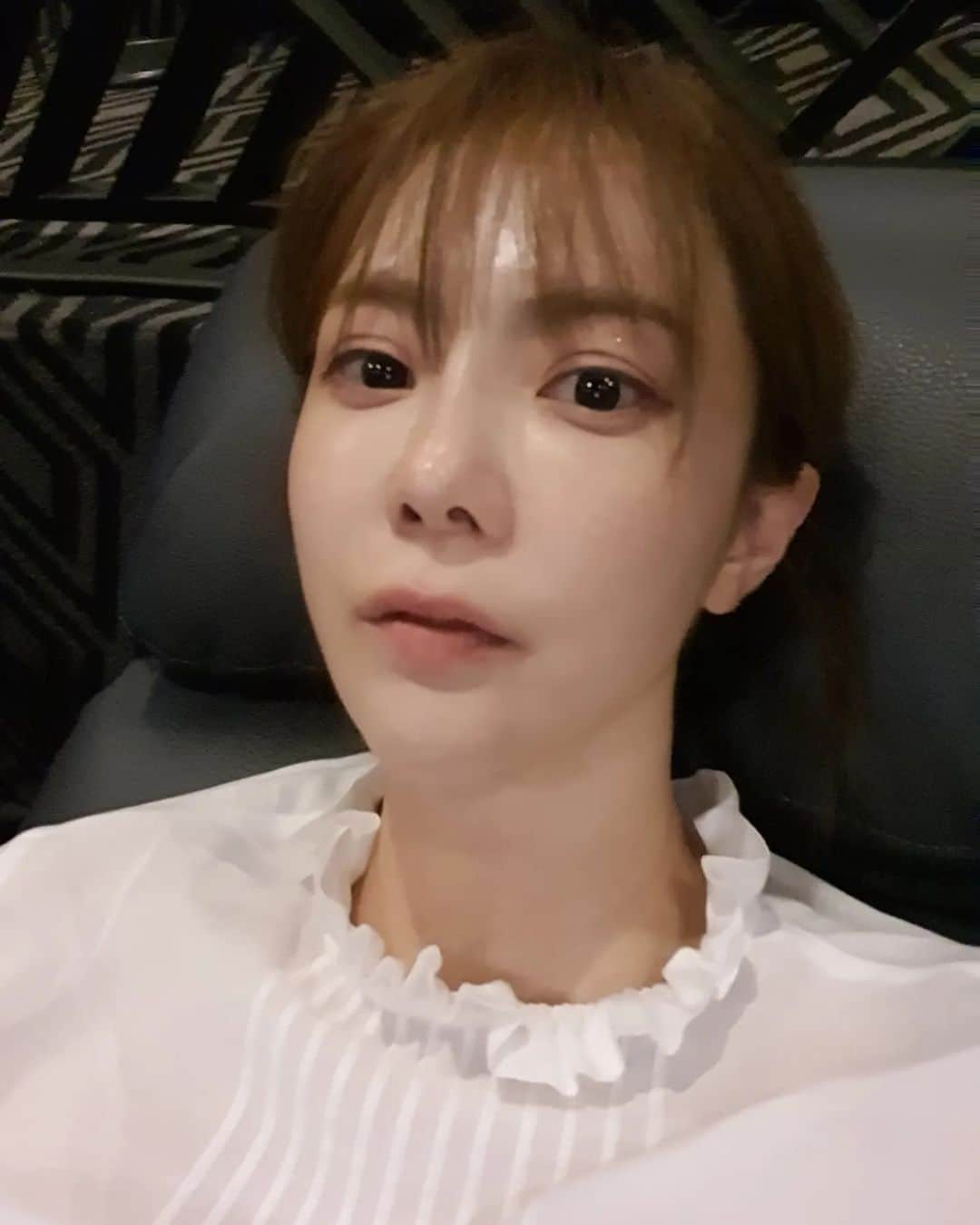 ユ・ハナのインスタグラム：「핸드폰없던 날 발견과 체험의 하루  새로운 딤섬집 발견 마음에 쏙드는 영화관 발견 스트레스 후 고수씹는 나를 발견 밀크티 맛집 체험 젊은이들이 가는 클럽이야기 간접체험 타로카드로 힐링체험  오랜만에 엄청 아픈 것도 경험 긴급 진통제투여를 받고 얌전해진 나를 발견   THE END  THE AND」