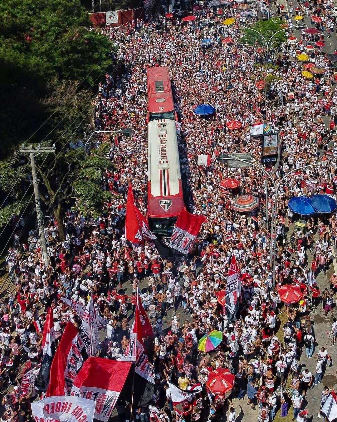 São Paulo FCさんのインスタグラム写真 - (São Paulo FCInstagram)「Sentimento inexplicável!  #TorcidaQueConduz  #VamosSãoPaulo 🇾🇪  📸 Miguel Schincariol / saopaulofc」9月17日 3時19分 - saopaulofc