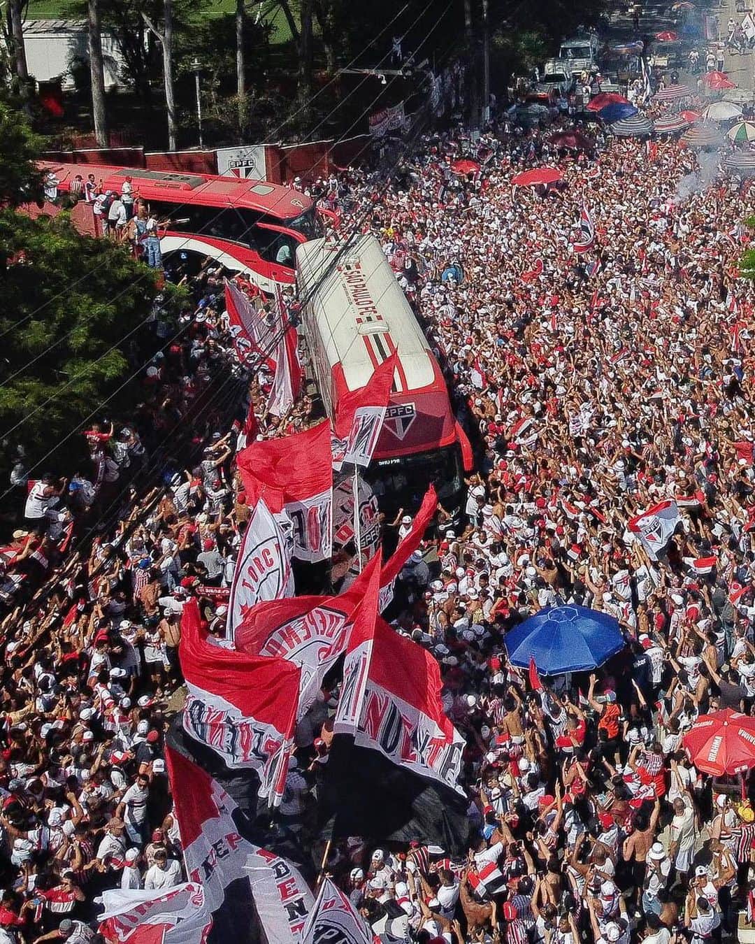 São Paulo FCさんのインスタグラム写真 - (São Paulo FCInstagram)「Sentimento inexplicável!  #TorcidaQueConduz  #VamosSãoPaulo 🇾🇪  📸 Miguel Schincariol / saopaulofc」9月17日 3時19分 - saopaulofc
