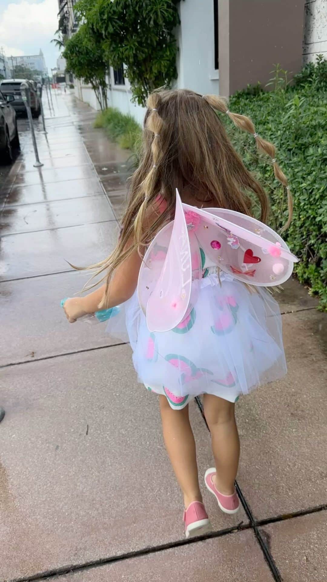のインスタグラム：「Mi Luna.. una niña Feliz! Un verdadero 🌈」